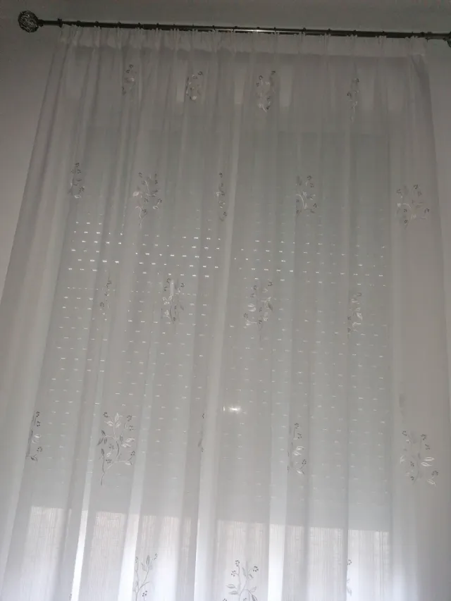 Cortinas blancas y plateadas con diseño