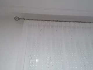 Cortinas blancas y plateadas con diseño