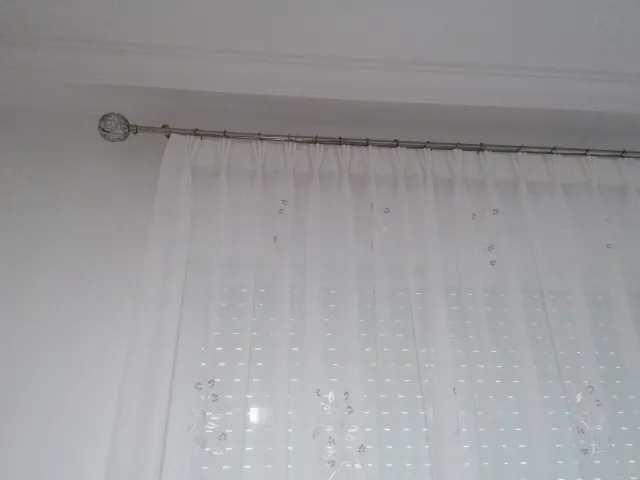 Cortinas blancas y plateadas con diseño