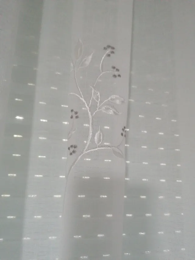 Cortinas blancas y plateadas con diseño