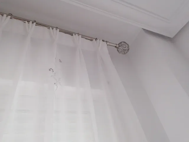 Cortinas blancas y plateadas con diseño