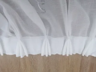 Cortinas blancas y plateadas con diseño
