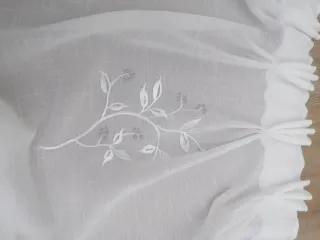 Cortinas blancas y plateadas con diseño