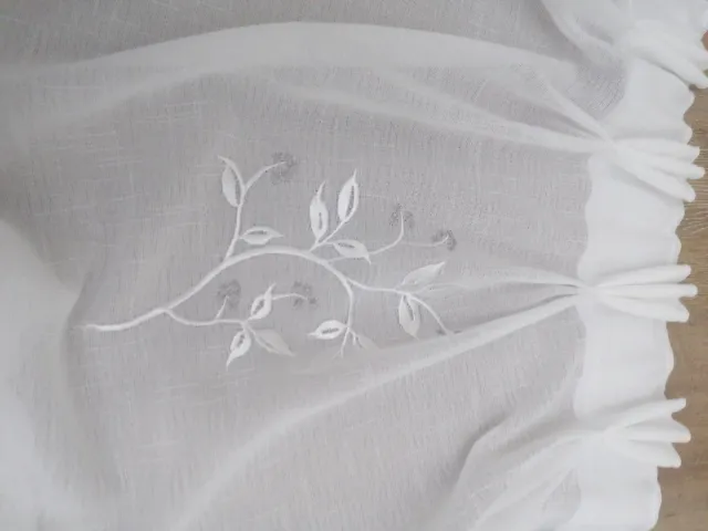 Cortinas blancas y plateadas con diseño