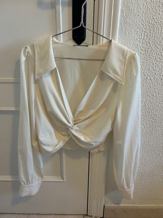 Blusa blanca cruzada con nudo