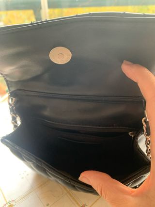 Bolso Bershka negro acolchado con cadena.