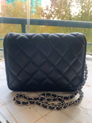 Bolso Bershka negro acolchado con cadena.