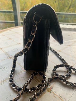 Bolso Bershka negro acolchado con cadena.