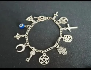 Pulsera de protección y suerte con amuletos