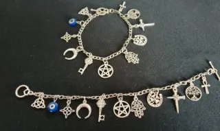 Pulsera de protección y suerte con amuletos