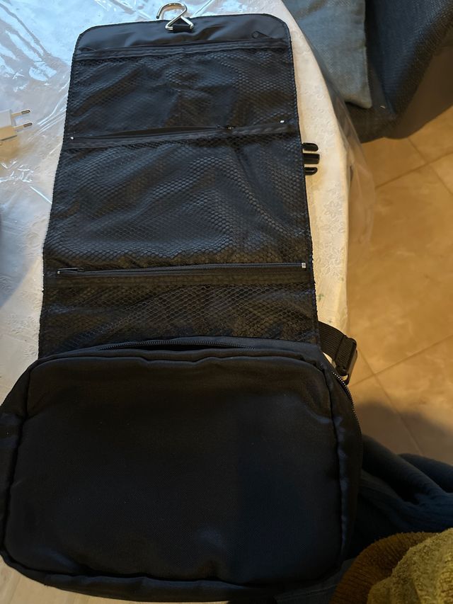 Bolsa de aseo colgante negra