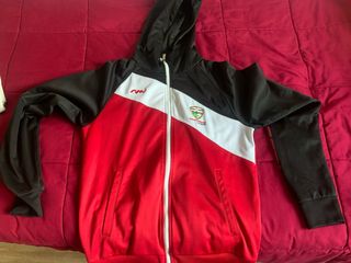 Chaqueta deportiva con capucha