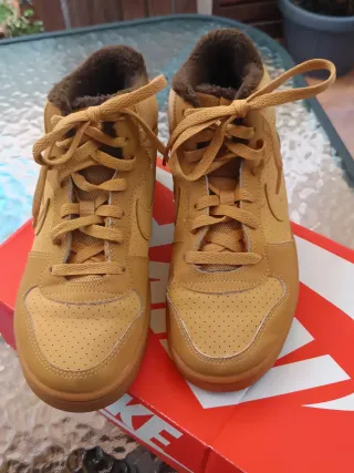 Botas Nike color camel
