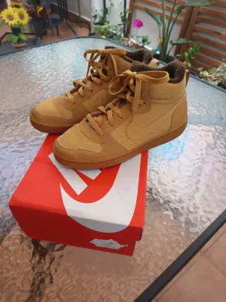 Botas Nike color camel