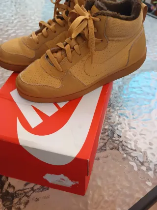 Botas Nike color camel