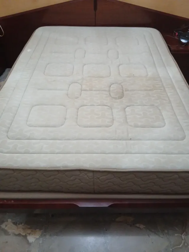 Cama completa beige y marrón