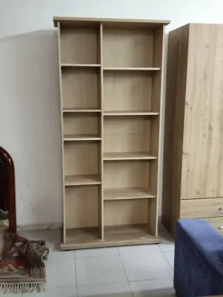 Estantería de madera color beige