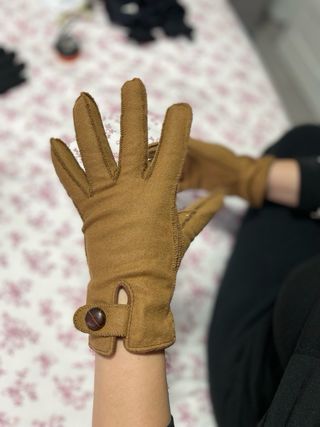 Guantes de lana con botón M