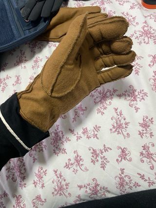 Guantes de lana con botón M