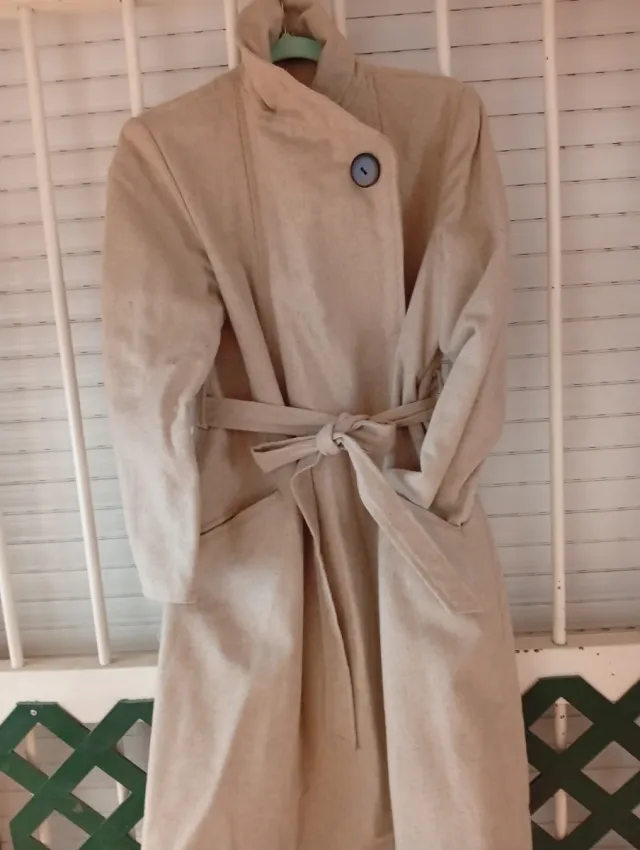 Abrigo beige con cinturón