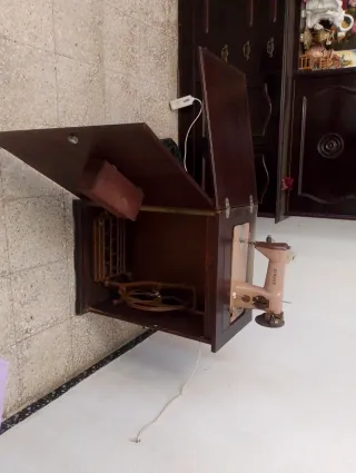 Máquina de coser Singer con mueble