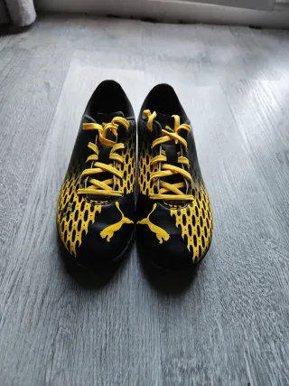 Botas de fútbol Puma multitacos negras y amarillas
