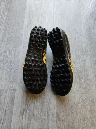 Botas de fútbol Puma multitacos negras y amarillas
