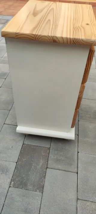 Mesilla de madera con 3 cajones