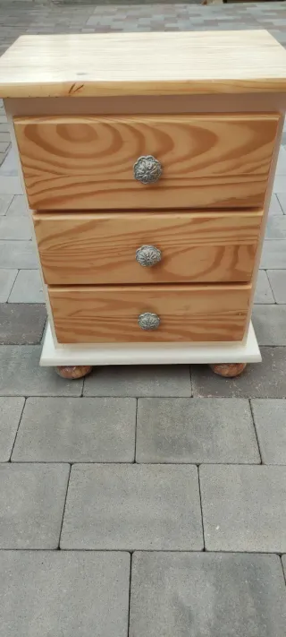 Mesilla de madera con 3 cajones