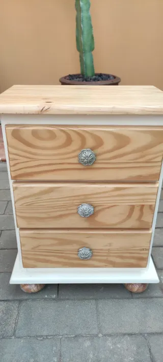 Mesilla de madera con 3 cajones