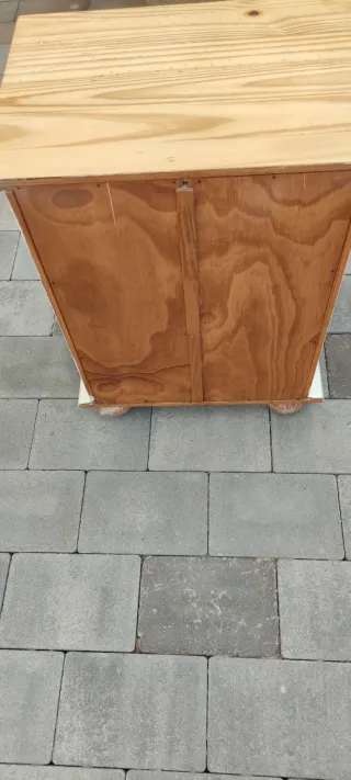 Mesilla de madera con 3 cajones