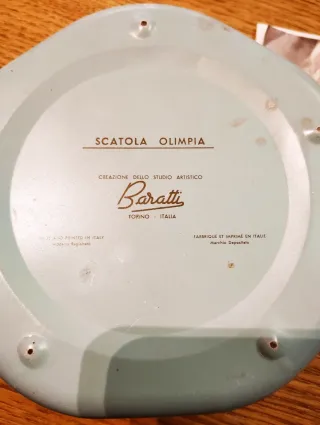 Scatola vintage decorata con fiori