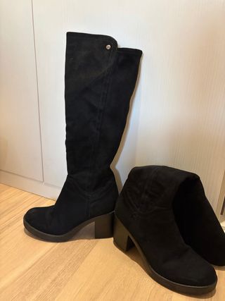 Botas altas negras ante