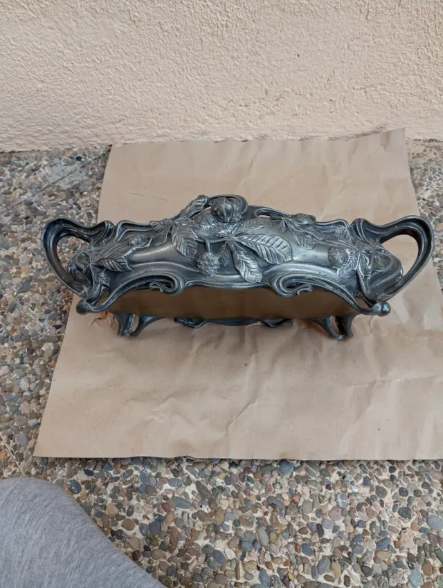 Jardinera de estaño con diseño floral