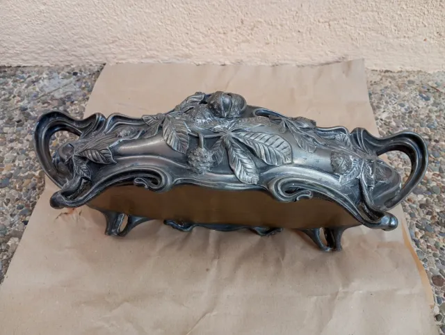 Jardinera de estaño con diseño floral