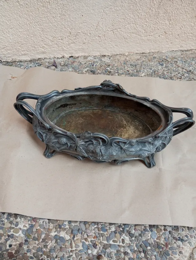 Jardinera de estaño con diseño floral