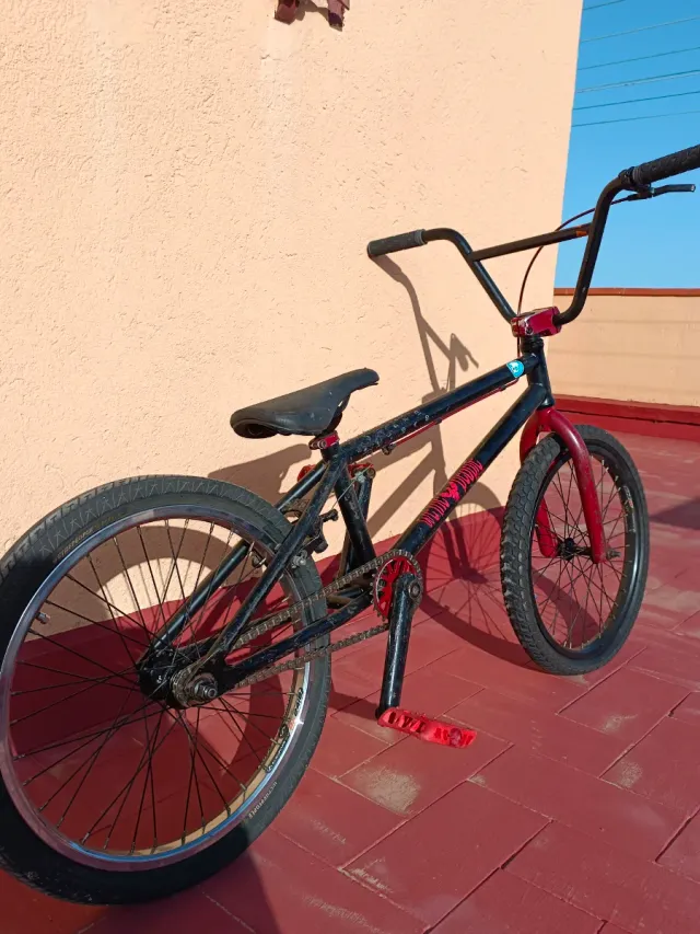 Bicicleta BMX negra y roja