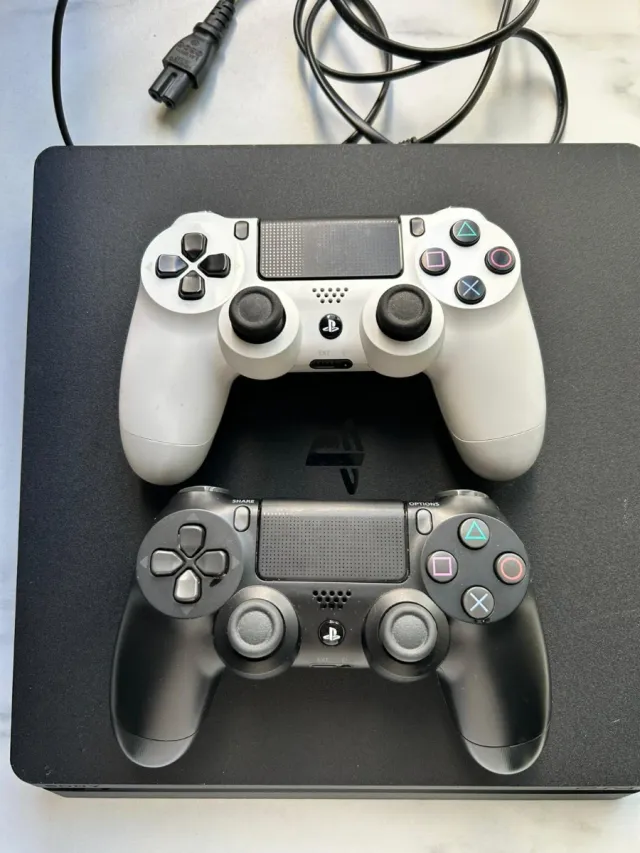 PS4 (PlayStation 4) con 2 mandos