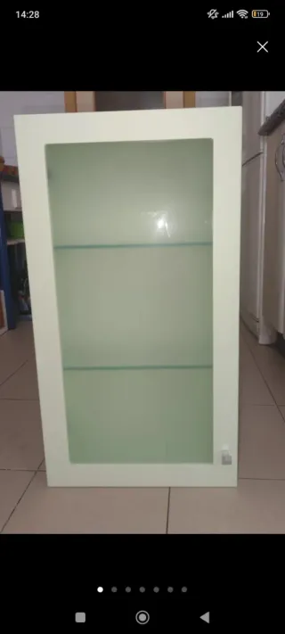 Mueble de baño blanco con puertas de cristal