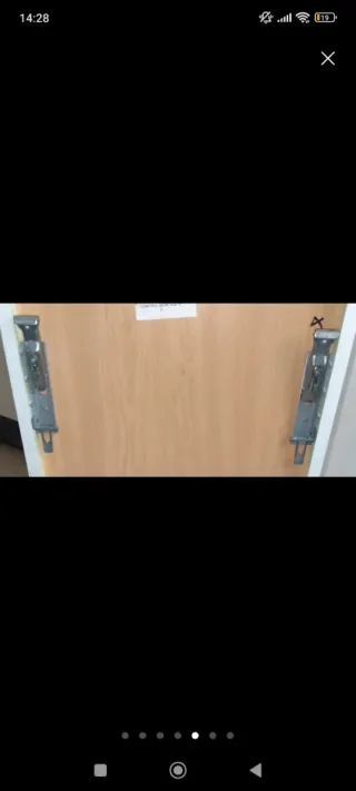 Mueble de baño blanco con puertas de cristal