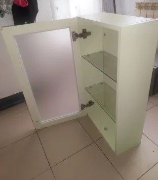 Mueble de baño blanco con puertas de cristal