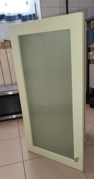 Mueble de baño blanco con puertas de cristal