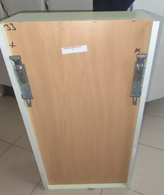 Mueble de baño blanco con puertas de cristal