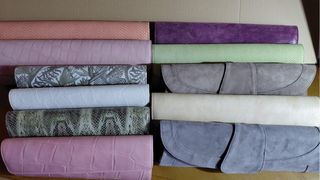 Carteras de mano piel y ante . Restos de tienda