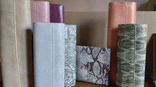 Carteras de mano piel y ante . Restos de tienda