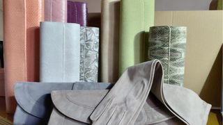 Carteras de mano piel y ante . Restos de tienda