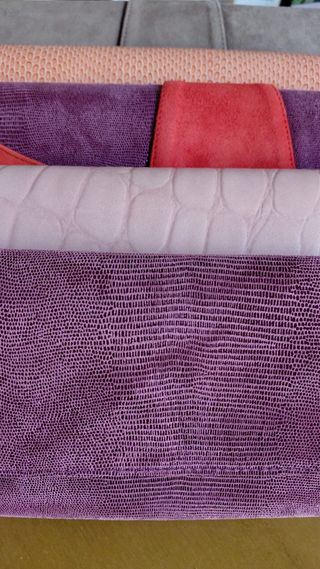 Carteras de mano piel y ante . Restos de tienda