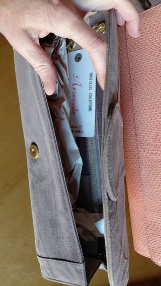 Carteras de mano piel y ante . Restos de tienda