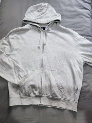 Sudadera con capucha gris