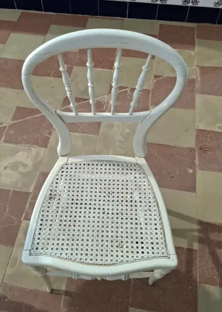 Mesa y silla blanca estilo vintage para restaurar.